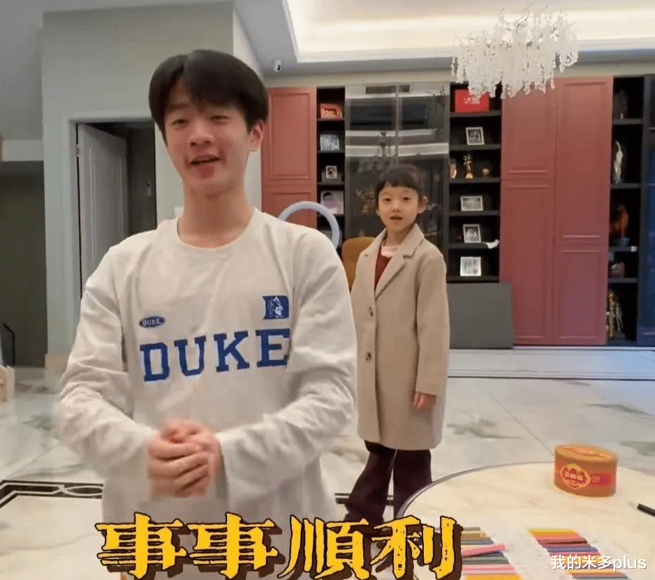 杨威儿子回武汉过年，15岁杨阳洋比爸爸高半头，俩妹妹还穿旧衣服