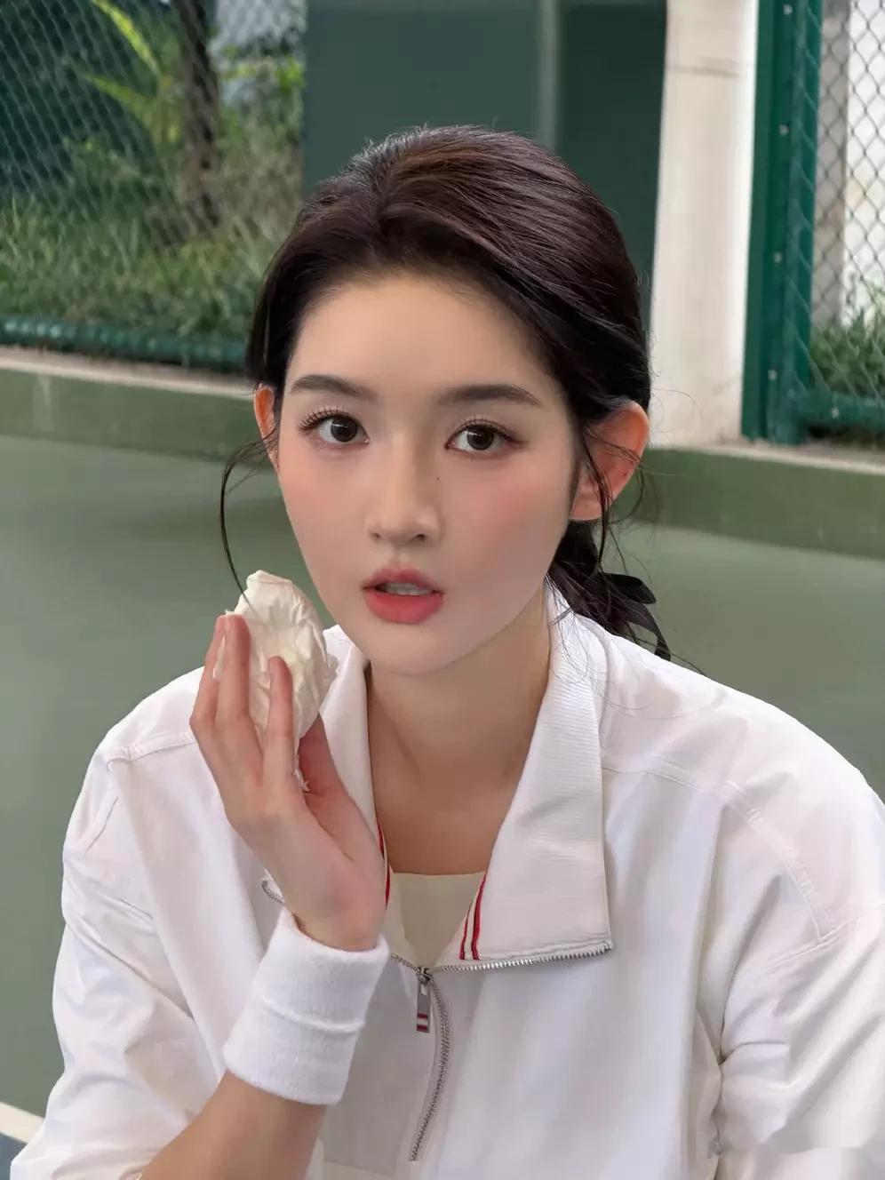 王玉雯运动照惊艳，美貌活力全开！