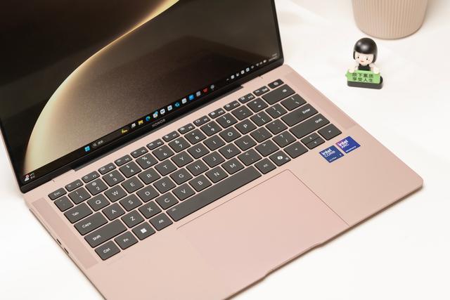 榮耀MagicBook Art 14圖賞：“1000g+1cm”的絕美輕薄本