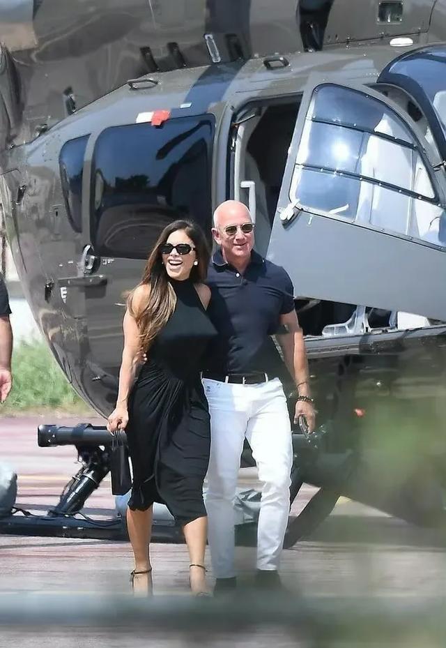 贝佐斯桑切斯抵达威尼斯!准新娘精神抖擞状态好,掌心曝光引热议