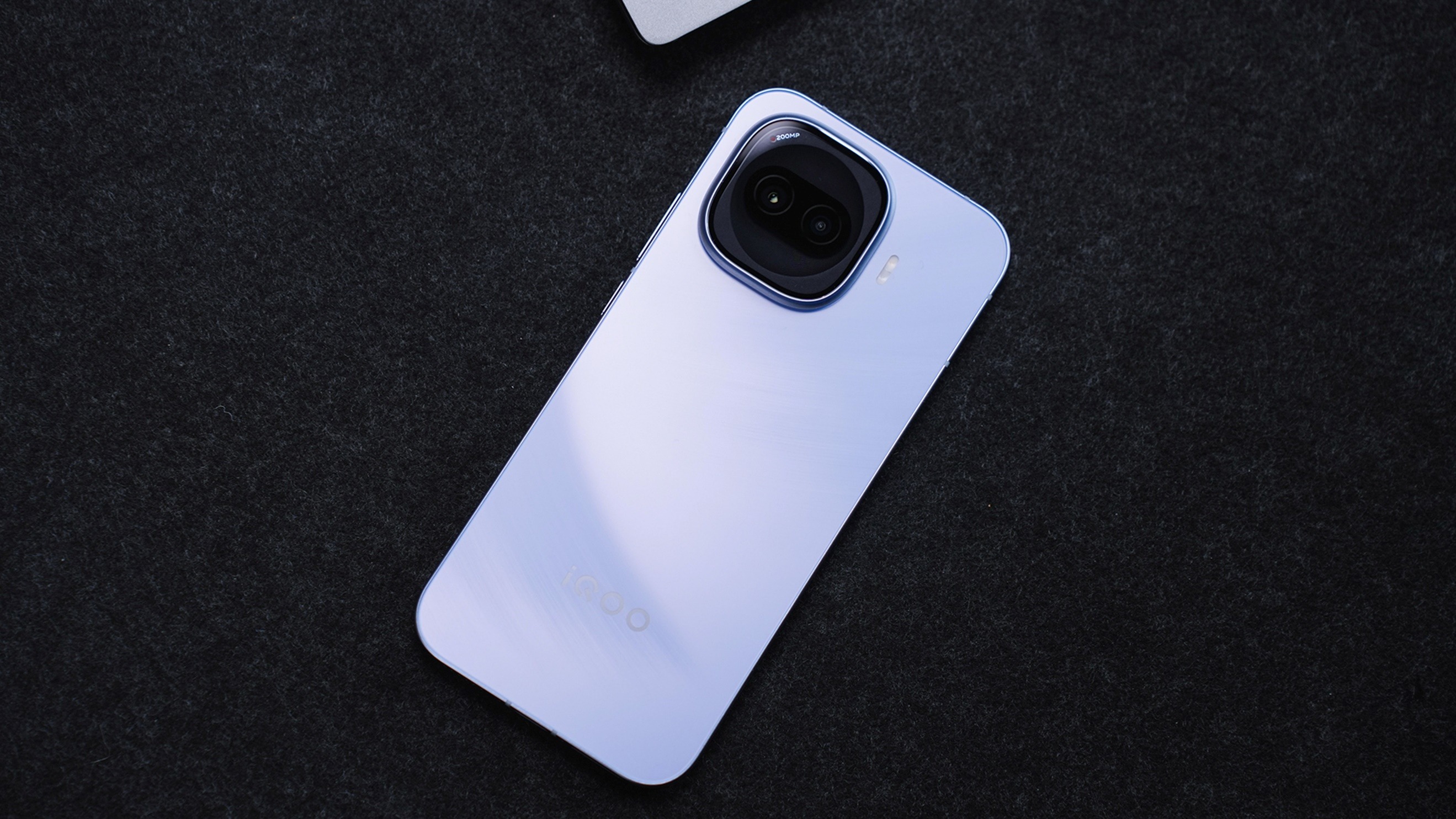 iQOO Z11 Turbo外觀上手：光影定格，一瞬綻放