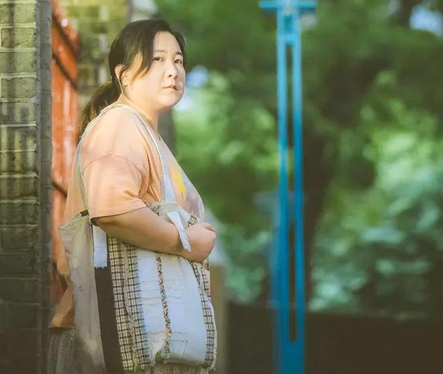 43岁贾玲在上海庆生，穿着土气皮肤黝黑，瘦脱象看着没精神很显老