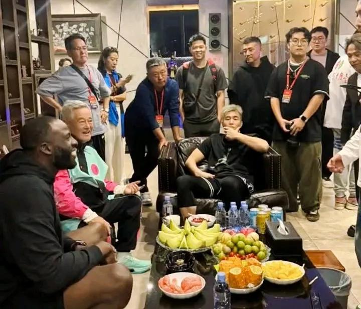 赵大牛举办篮球赛，郭艾伦与赵本山同框，老赵运动服引发争议