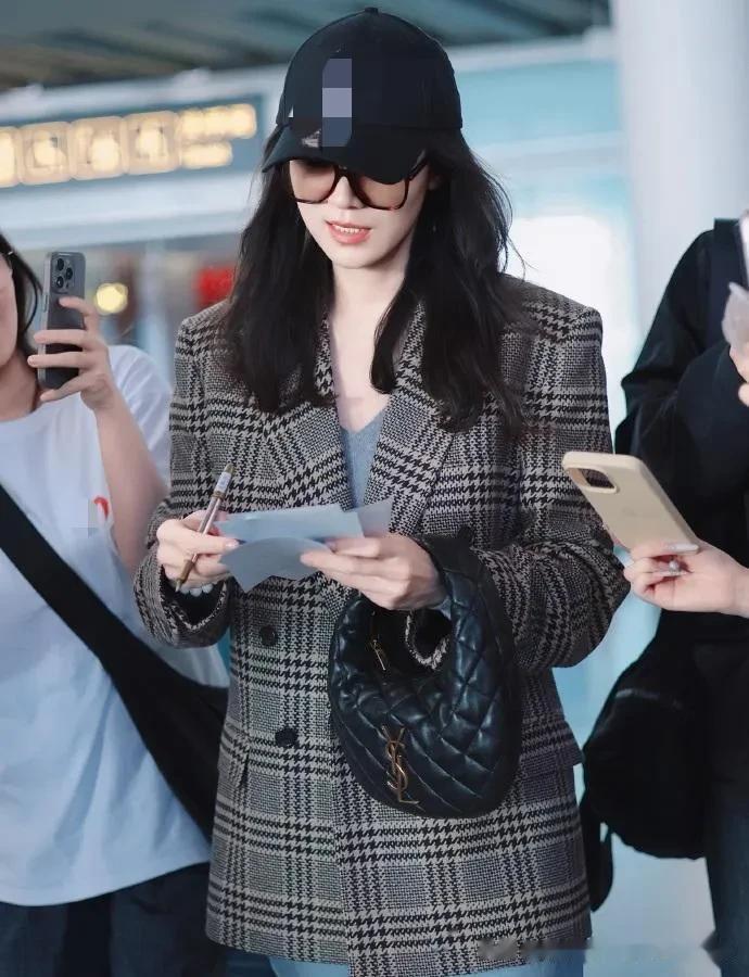 宋佳机场私服真时髦！格纹西装+牛仔裤+棒球帽，减龄又高级！