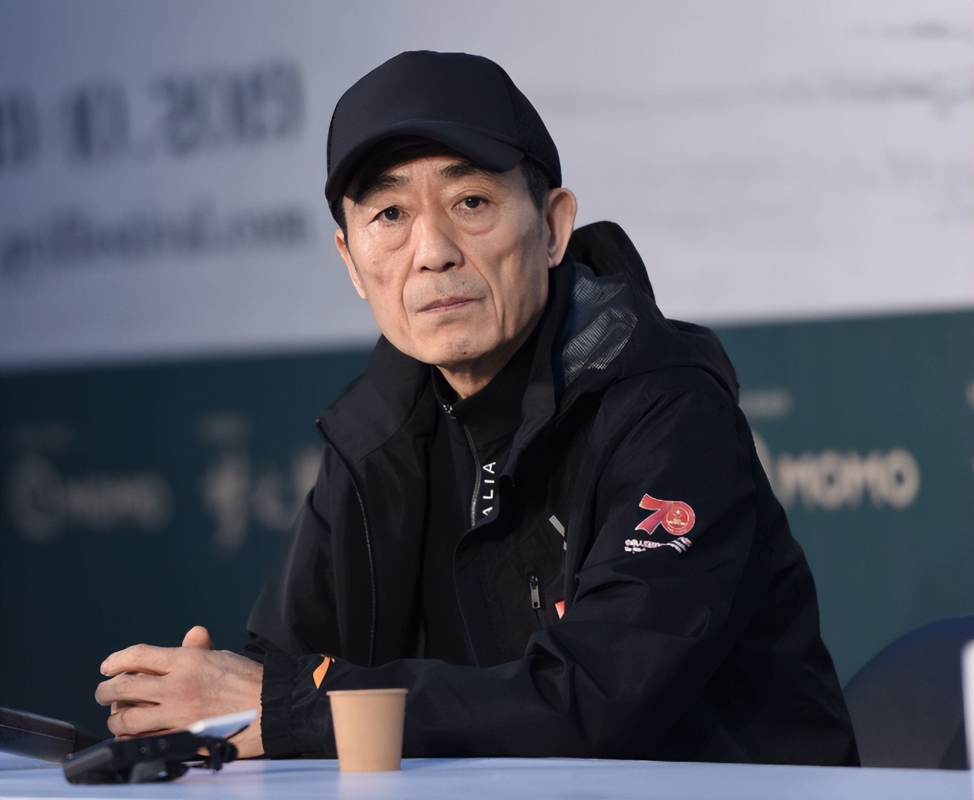 举报张艺谋超生,致其被罚748万的何珺,如今过的如何呢?