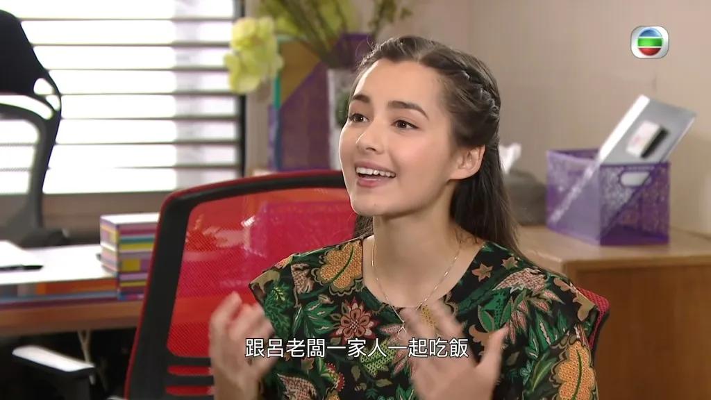 30岁前TVB小花被爆与混血型男商场热吻，两人戴同款戒指传已结婚