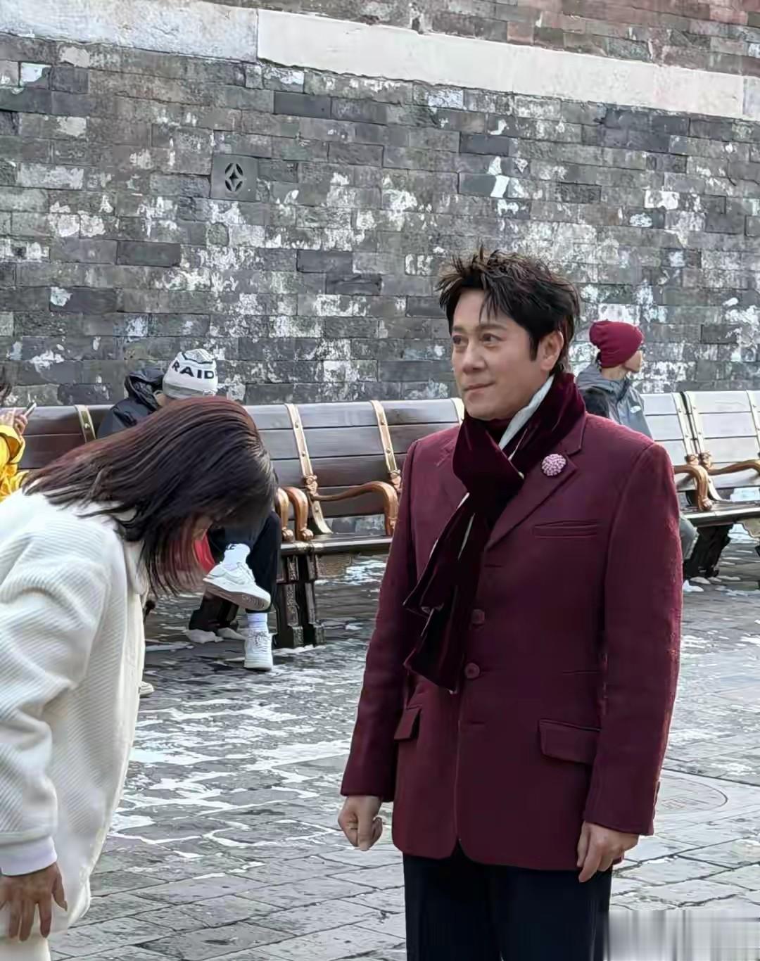 57岁蔡国庆故宫被偶遇，状态嫩到像30岁，这“姨味”穿搭却成焦点