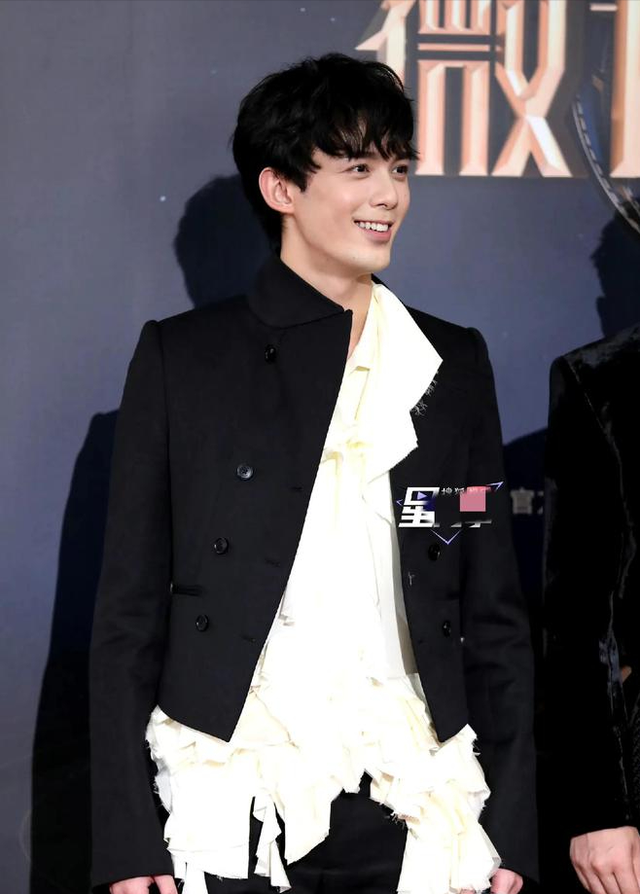 上海这一夜，被笑不露齿的章子怡惊艳，胖了一圈面相变了很多