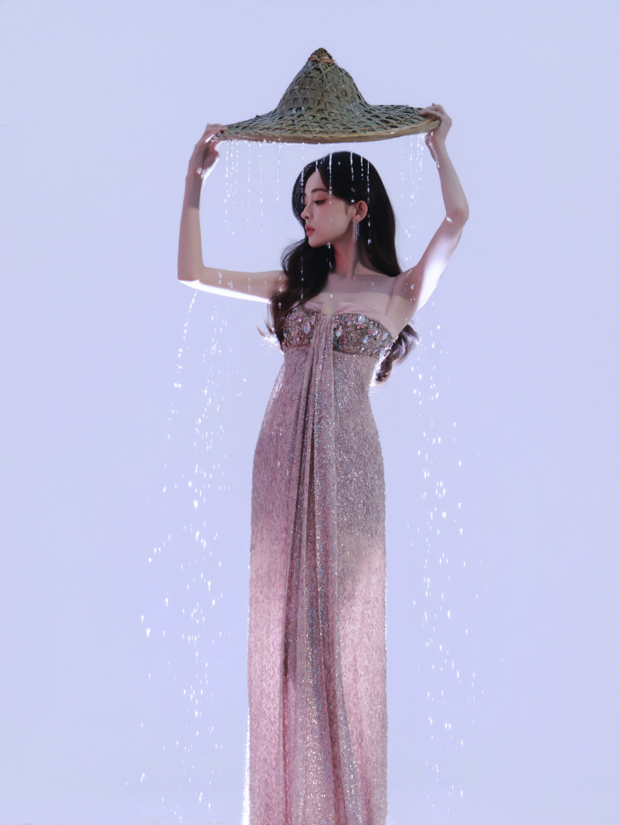 古力娜扎今日份粉色吊带裙穿搭写真，好身材暴露无遗