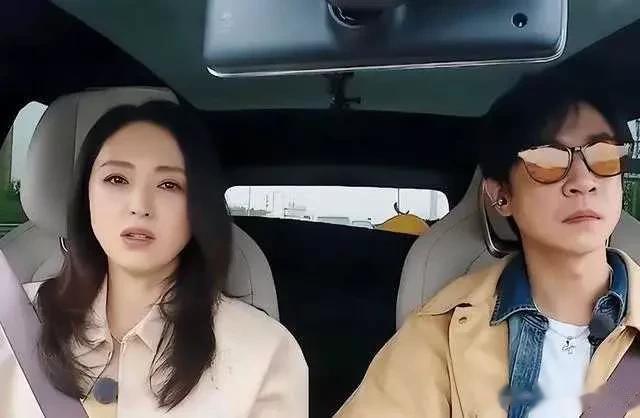 董璇回北京在机场被拍，网友第一反应：感觉她怀孕了