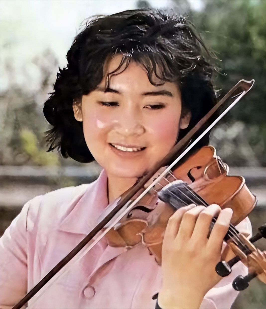 她是著名国家一级演员，享“正军级”待遇，却曾被丈夫嫌弃演戏