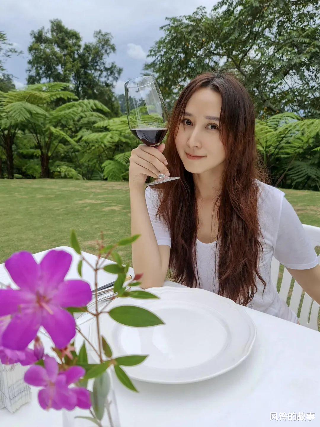 胡静马来西亚后院挖草药被拍！亿万豪宅除了泳池竟藏着这些玩意儿？