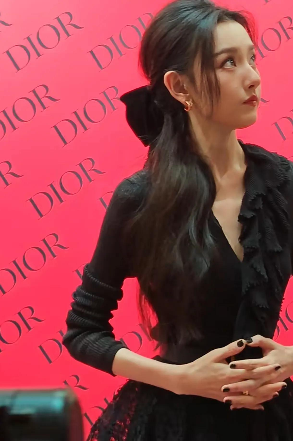 宋祖儿南京出席活动，瘦成排骨胸双腿又细又长，复出后人气依然高