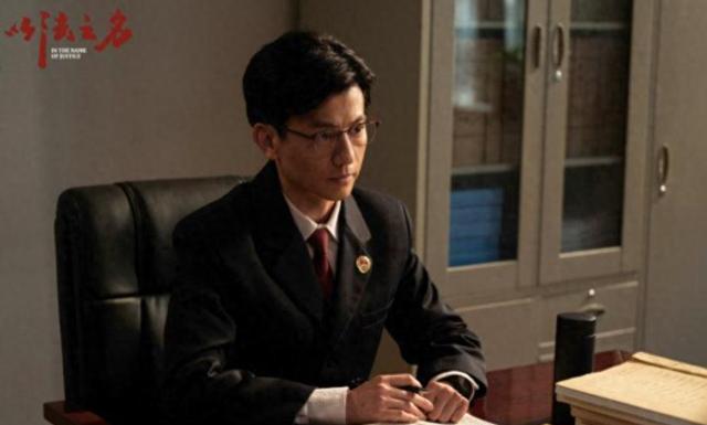 《以法之名》演技过硬，却被身高拖累，年近半百还是单身