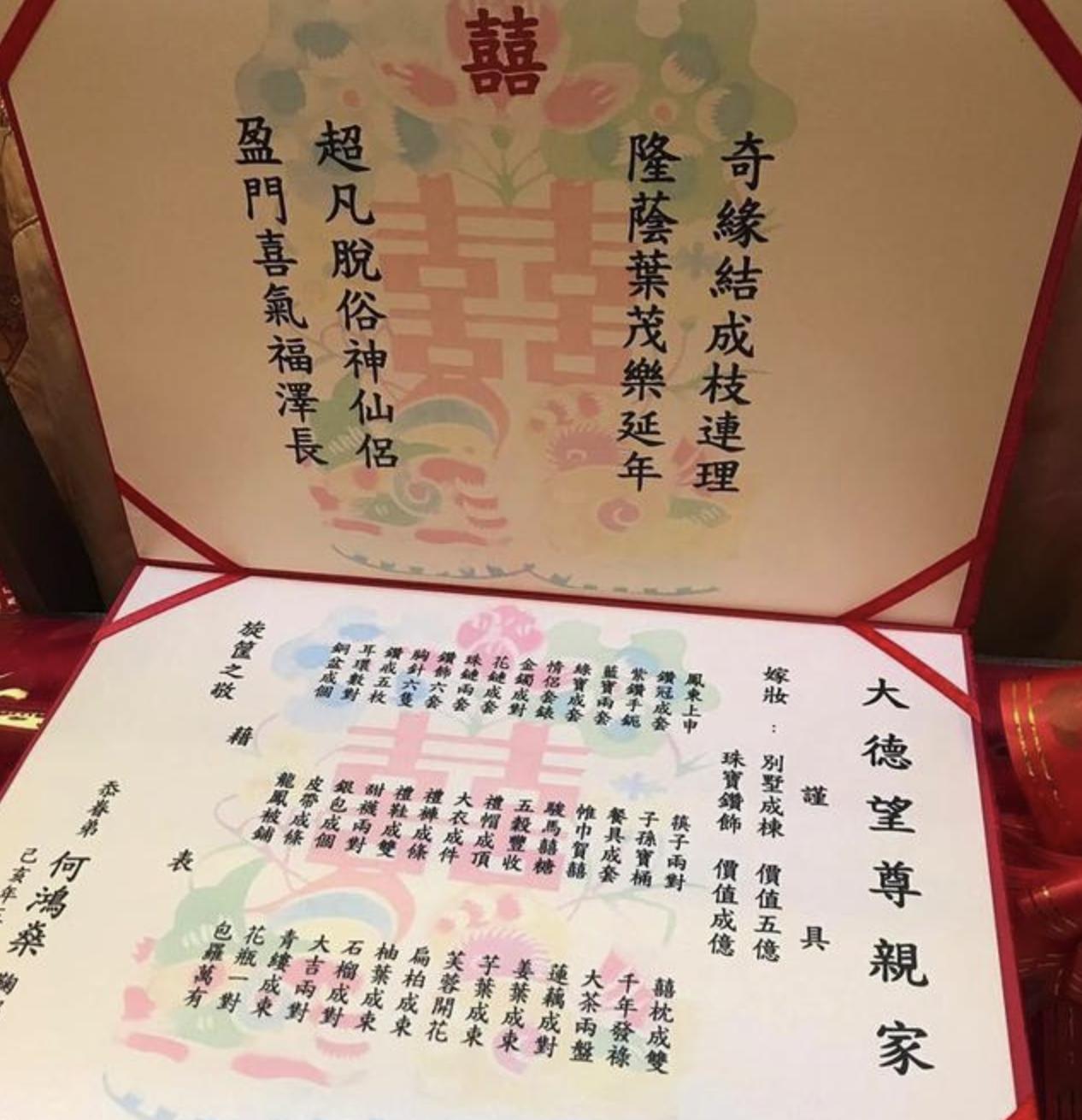 何超盈与女儿在5亿别墅过圣诞,母女穿亲子装,别墅高三层够气派