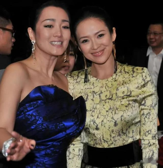 59岁巩俐定居法国,陪大17岁的老公演出,下飞机拍照,一脸松弛感