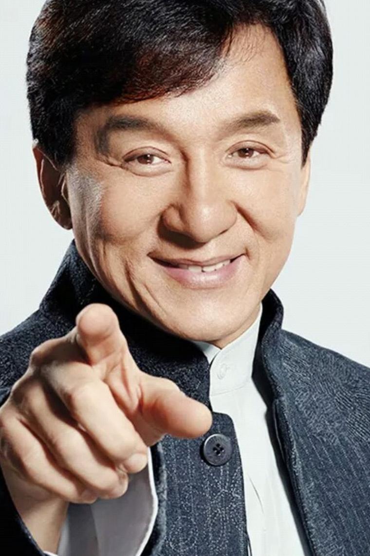 成龙被传“去世”后首次露面，深夜牵狗买面包，步伐稳健状态不错