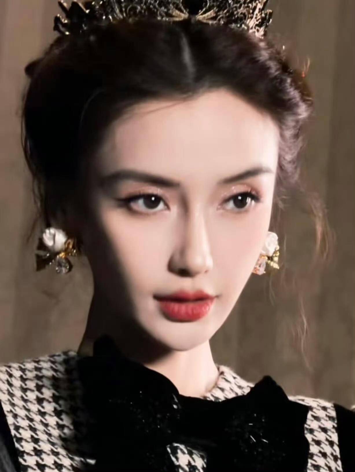 baby杨颖头戴皇冠,生图即是神图,好权威的一张脸