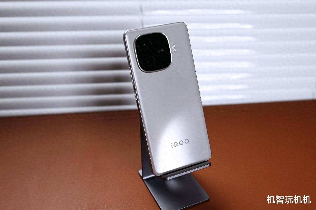 外觀配置續航拉滿的千元神機，頂級旗艦芯賣白菜價！