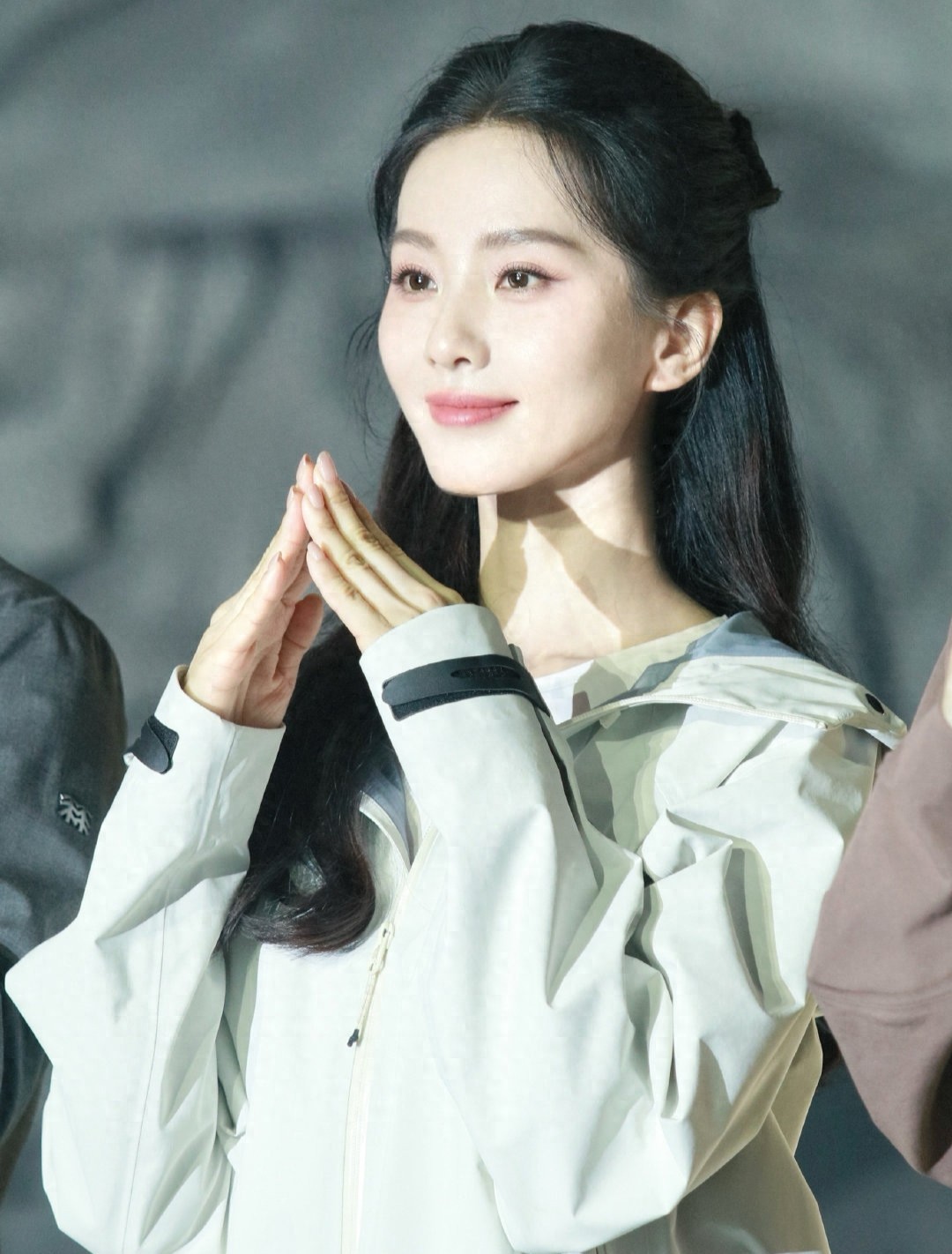 38岁刘诗诗出席活动,休闲外套搭配半身裙,半扎长发,造型超减龄