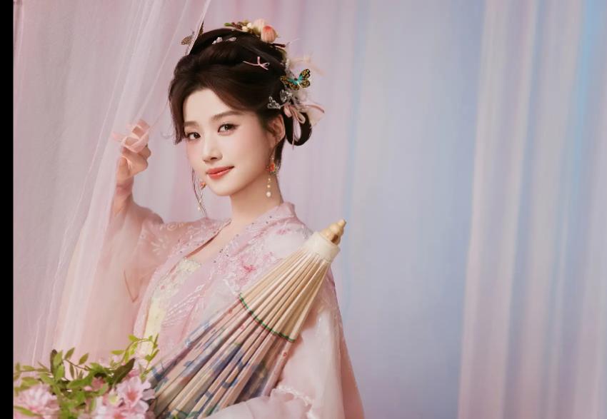 卢昱晓粉裙，手持花伞眼角含情，又纯又欲！