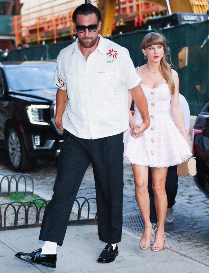 交往13任男友后霉霉官宣结婚!身价超16亿,“草莓熊”真是赚到了