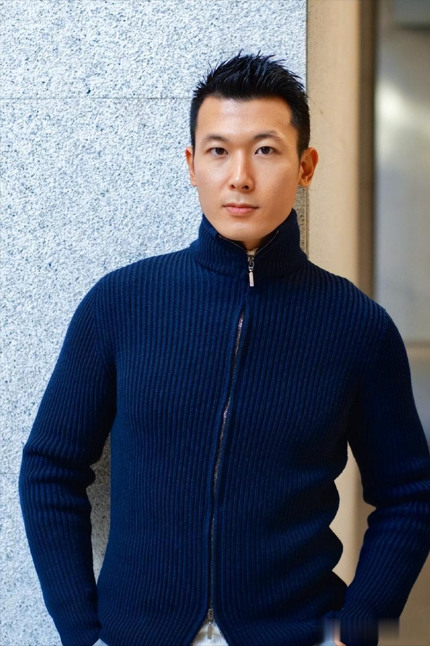 朱珠和老公在新加坡路边等车,她的老公身材高大,长相英俊。