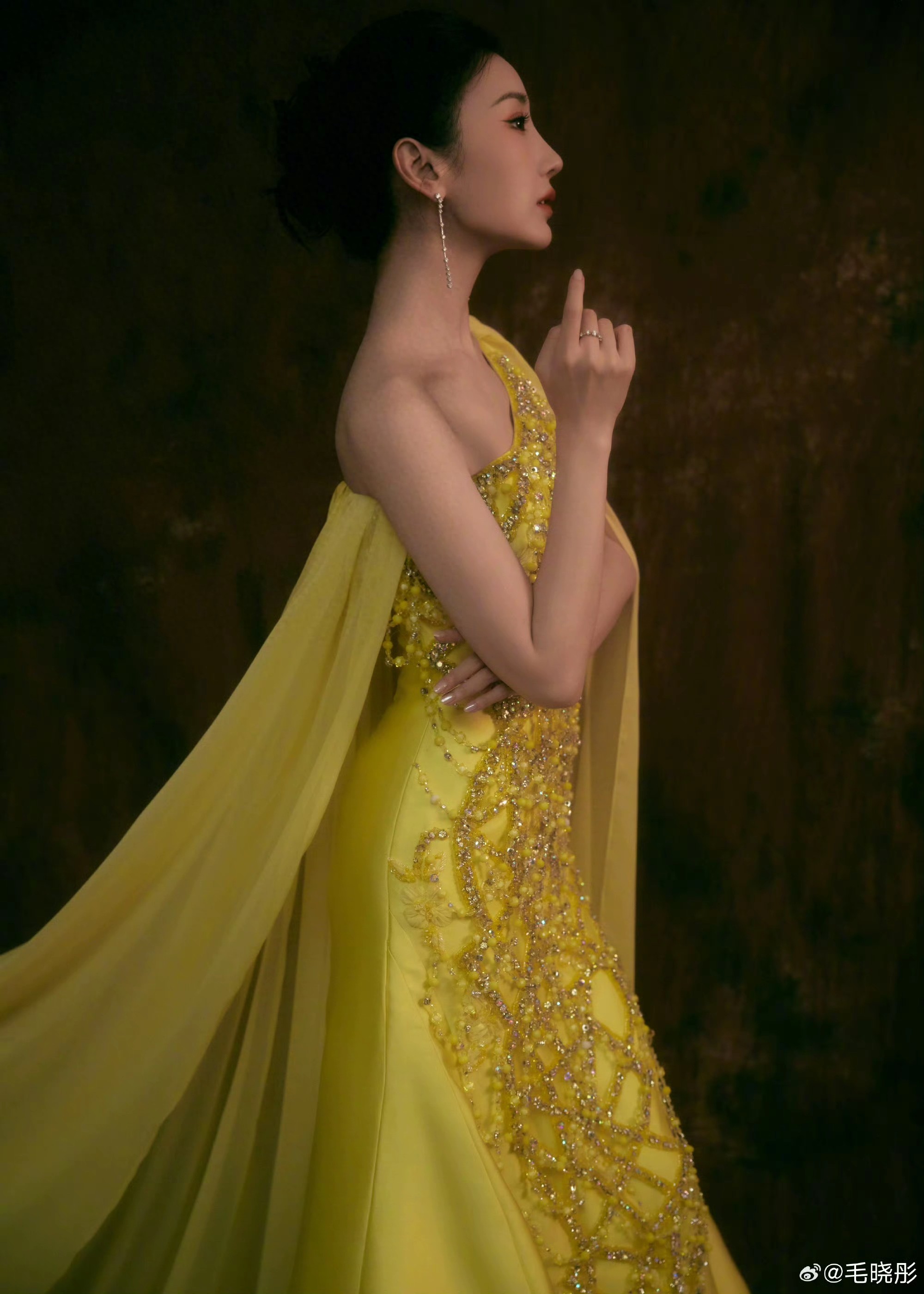 今天是不一样风格的超酷飒的毛晓彤