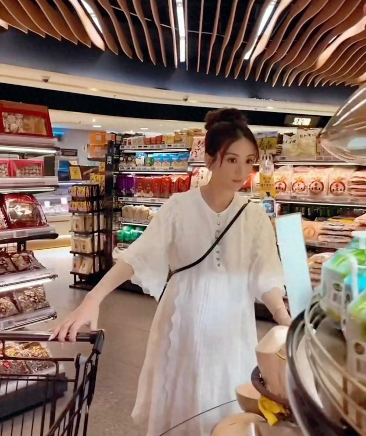 方媛挺大孕肚现身超市购物，独自一人专挑零食！保姆车在路边等候