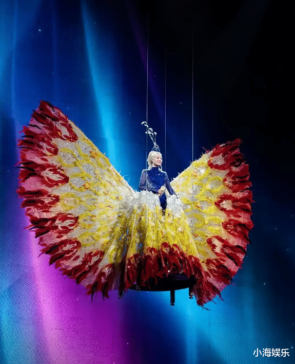 张韶涵演唱会“孔雀开屏”被搞砸！头饰被卡表情无奈，伴舞闯大祸