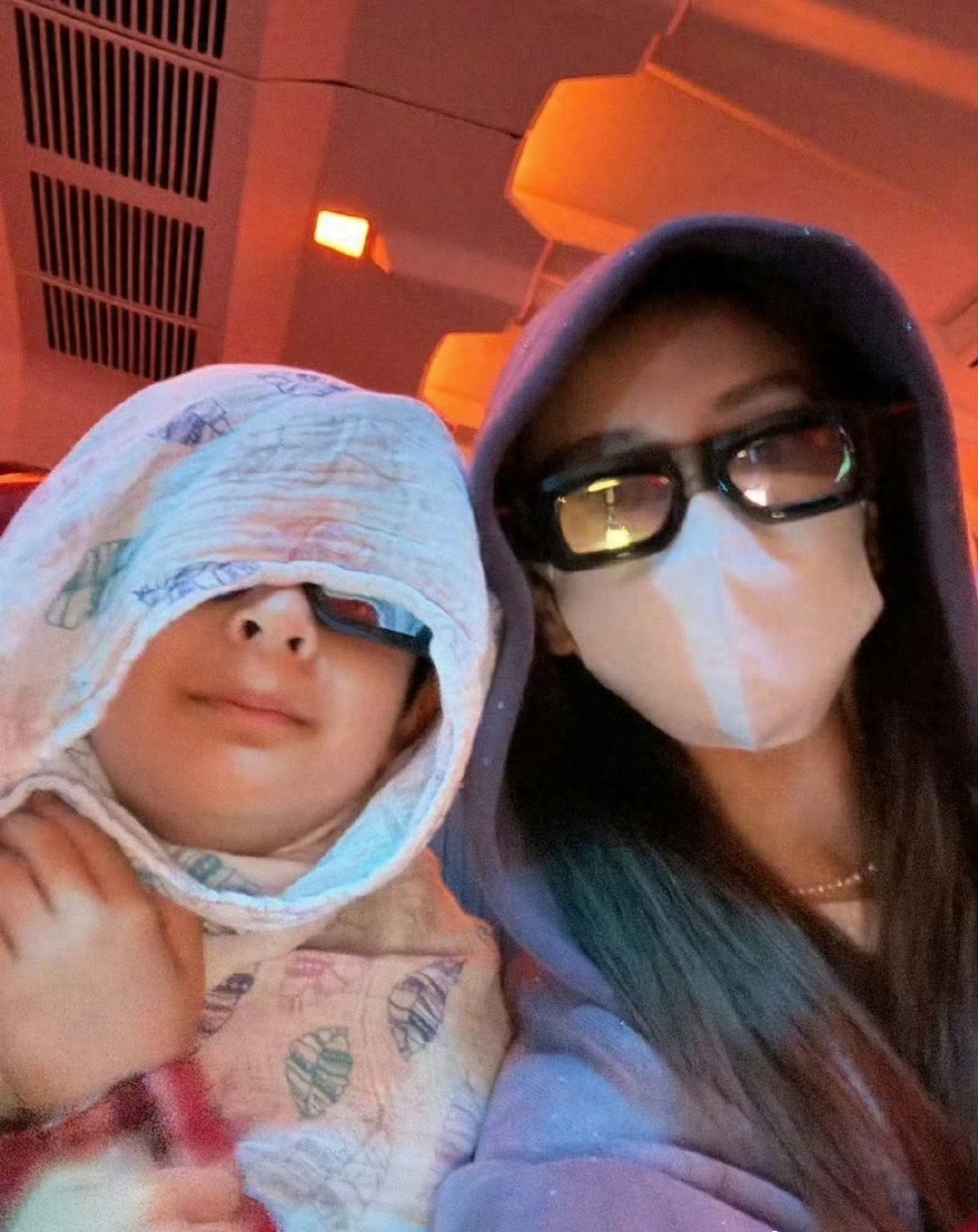 Baby带小海绵吃饭被偶遇，超暖画面曝光，快来看！