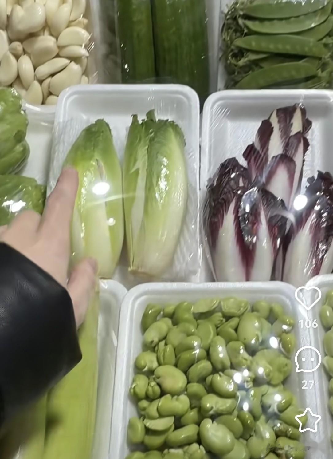 杜淳陪老婆逛菜场很会砍价，王灿当街吃水果不嫌脏！女儿很黏爸爸