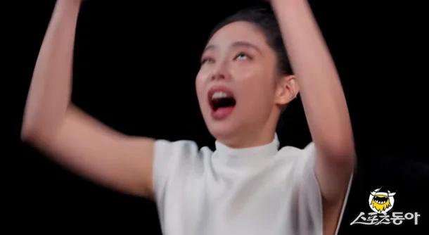 Jennie辣到飙泪狂喊“英语听不进去了”，贡献出圈表情包