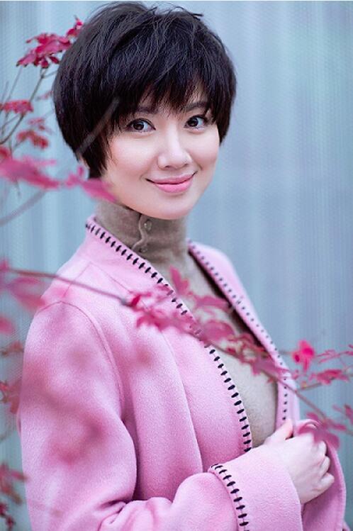 她在上海女团出道，却转身成为央视主持，46岁宛如少女，婚姻成迷