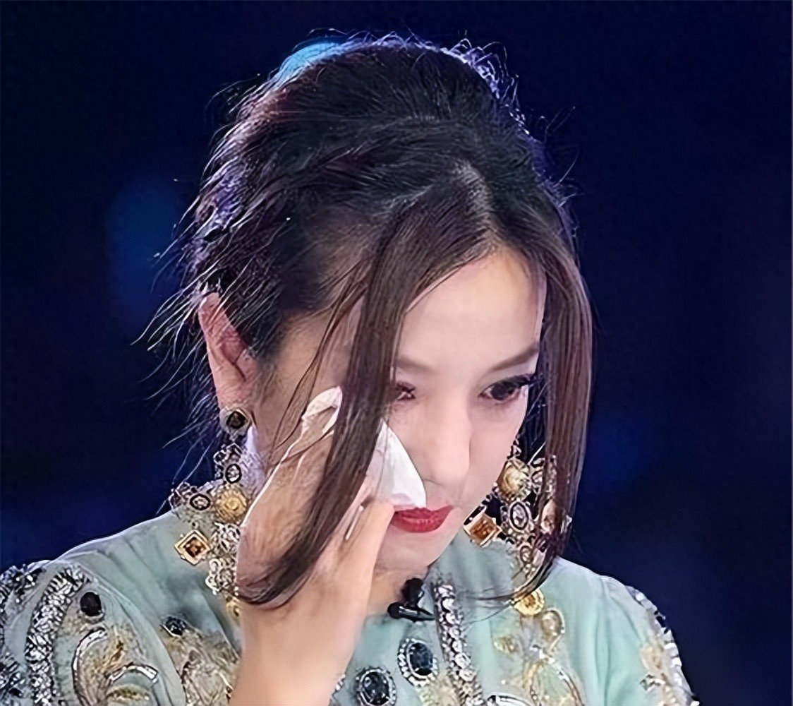 翻身无望！49岁赵薇近况再曝，胃癌传闻真相大白，脸垮皮衰无星气