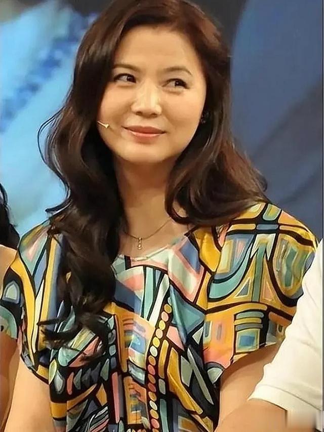 李小萌王雷全家福，结果67岁的婆婆意外成了焦点！这状态太绝了