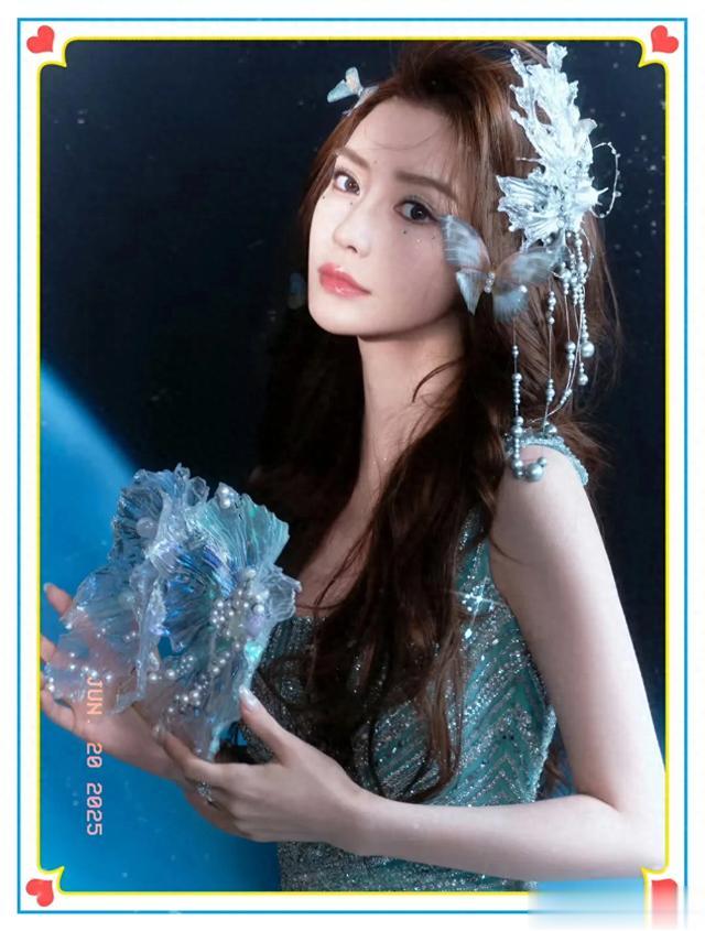 Angelababy带儿子度假被偶遇,小海绵身高抢镜,二人手牵手很温馨