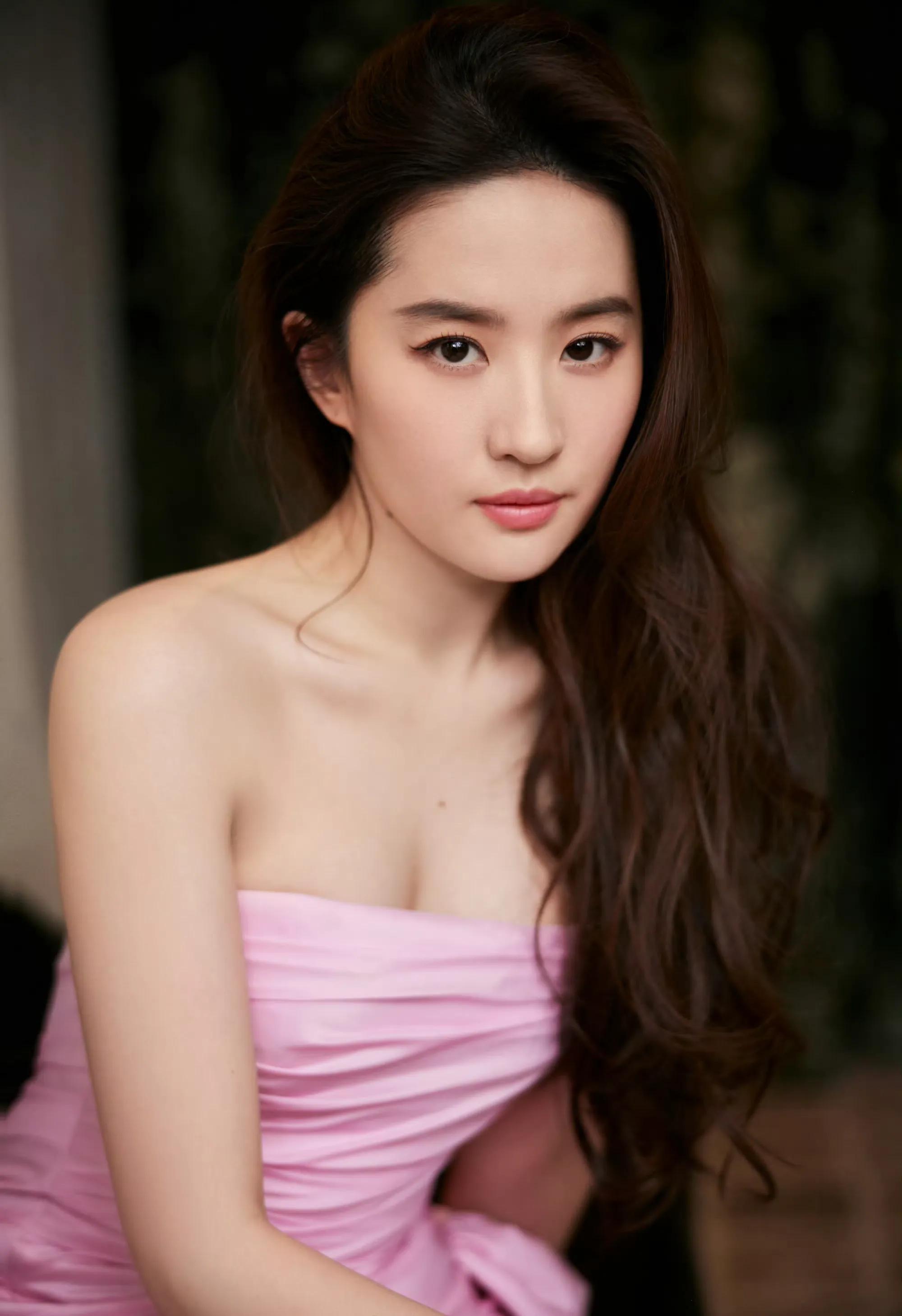 刘亦菲仙品侧颜粉色抹胸裙