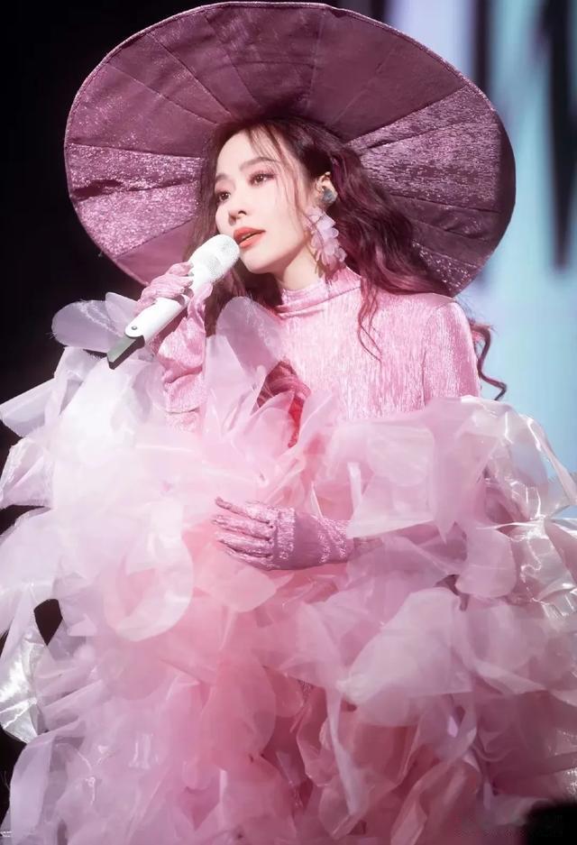 张靓颖随便一拍都比巡演海报好看,脸美才是王道