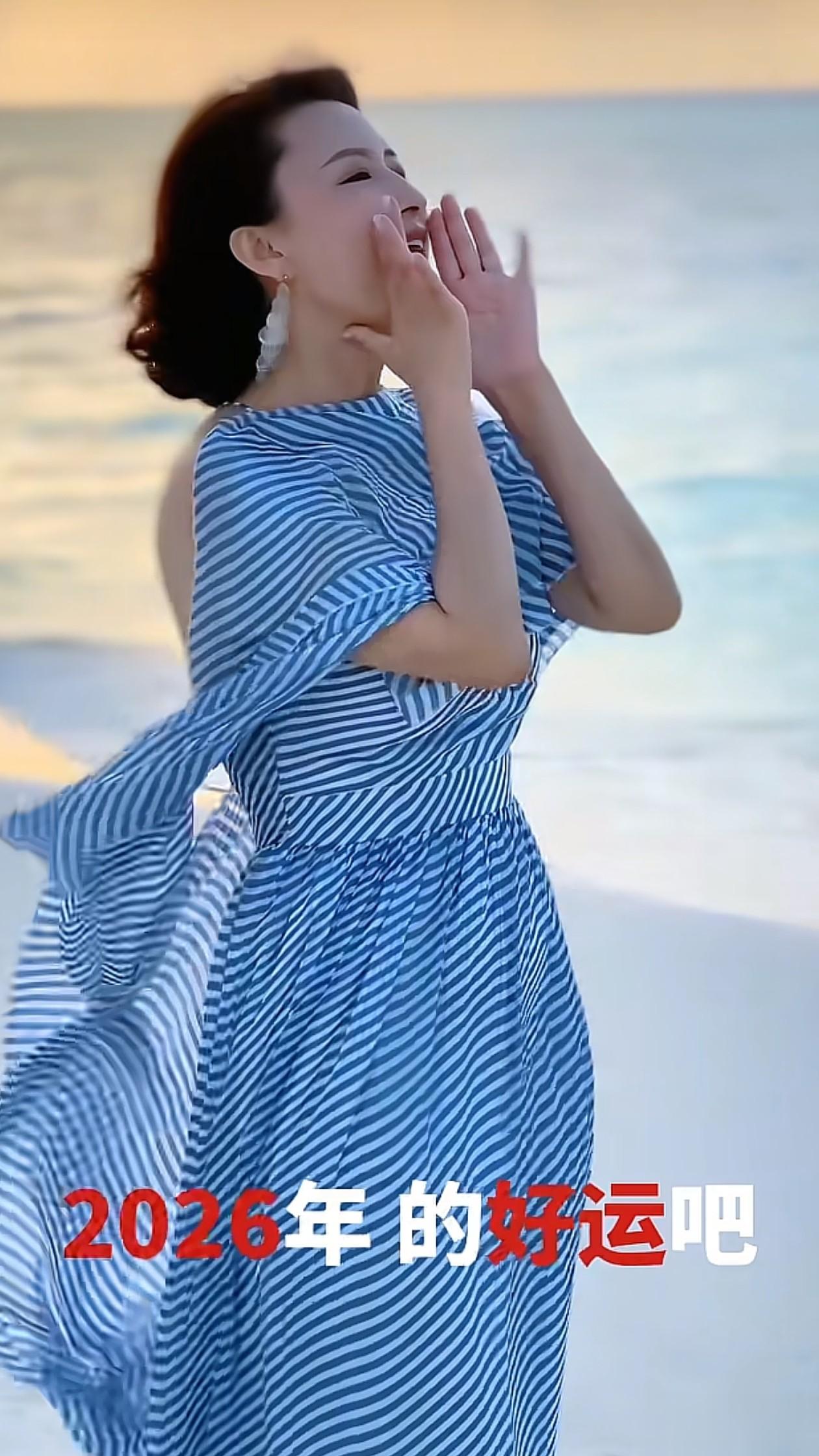 46岁张蕾海边游玩:短发+条纹连衣裙,减龄又时尚,美出新高度