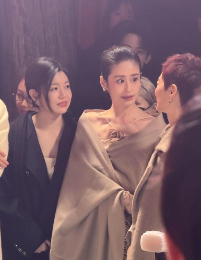 陈妍希出席新活动！穿梅花抹胸开叉裙配侧编发，秒了小5岁的颖儿