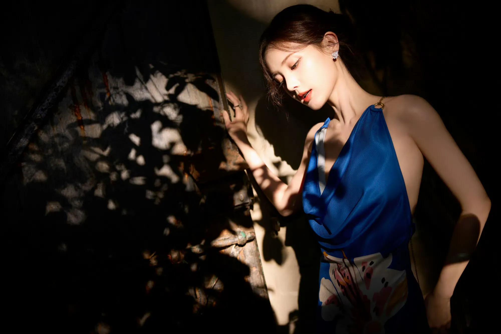 李一桐的大露背，也太丝滑了吧