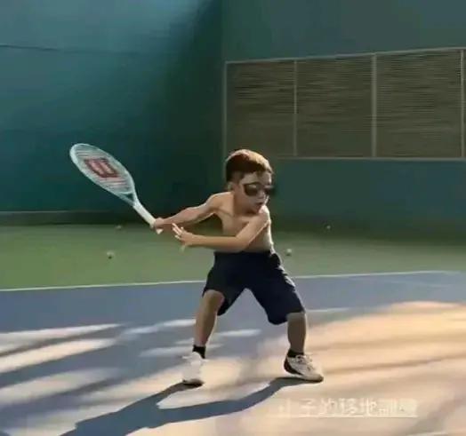 周杰伦8岁的儿子好帅！喜欢网球的他专注的看比赛像个小大人一样