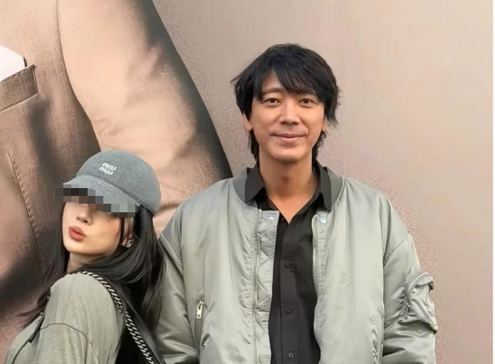 54岁苏见信伦敦被偶遇!皮肤黝黑一头邋遢长发,没拉裤拉链好尴尬