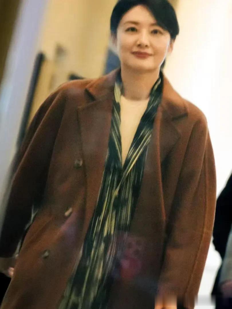 57岁周涛真是大婶辈穿搭标杆！棕色大衣+衬衫+阔腿裤，洋气又高级