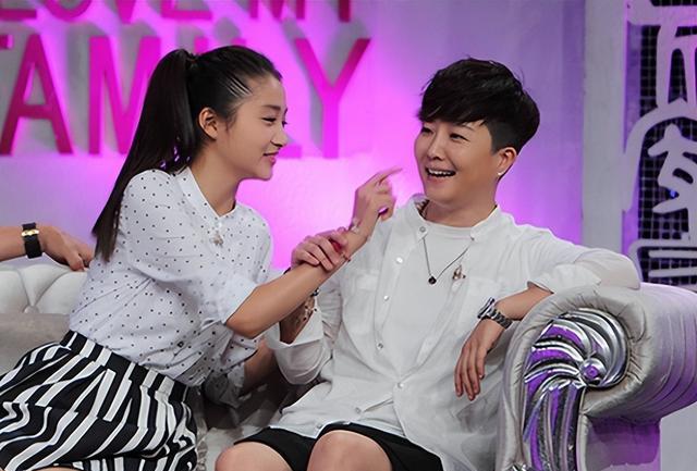 亲姐去世后，父亲却对外称关晓彤是独生女，关家在隐藏什么？