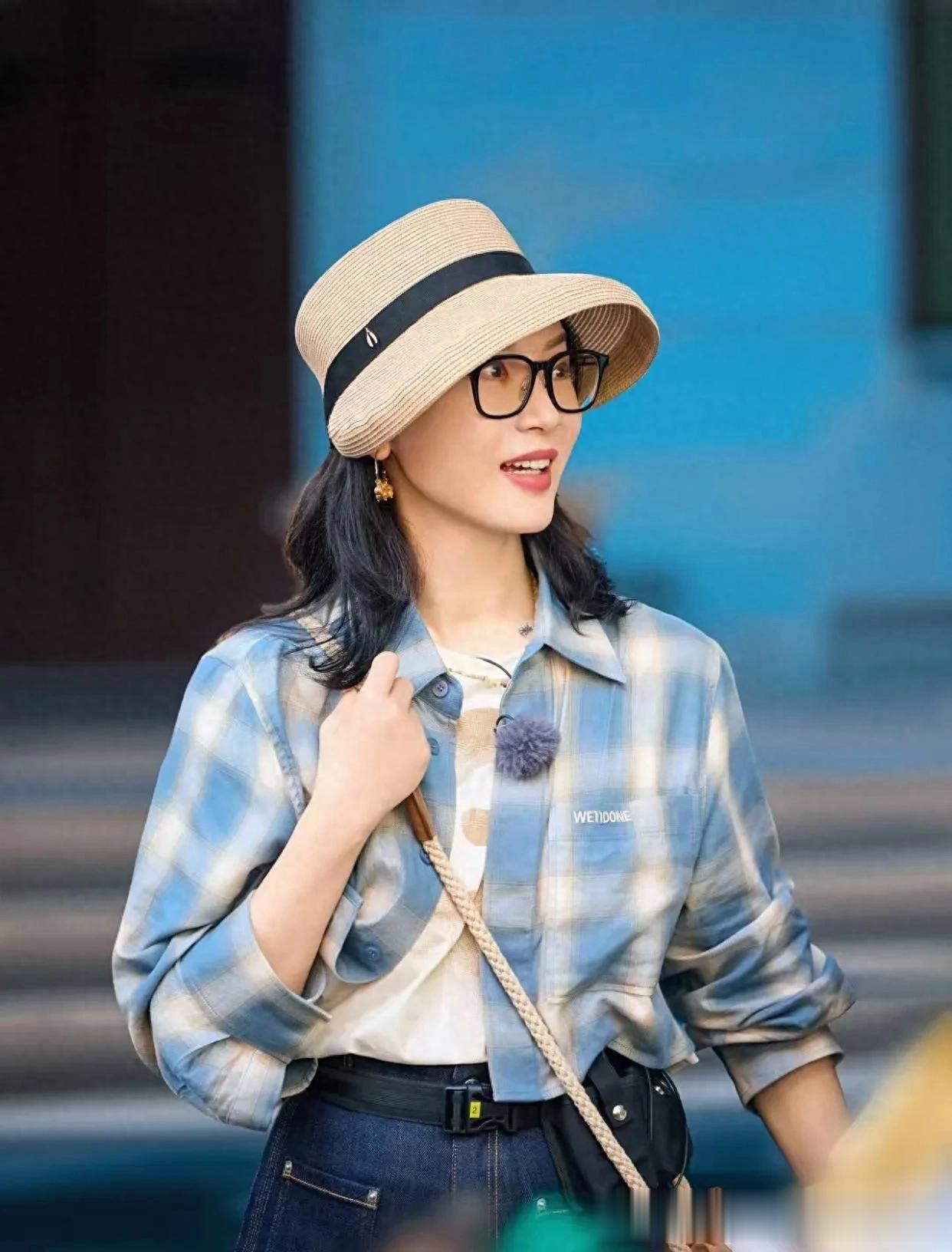 陈数真是太会穿了，短款格纹衬衫搭直筒牛仔裤，大方时髦真有品味