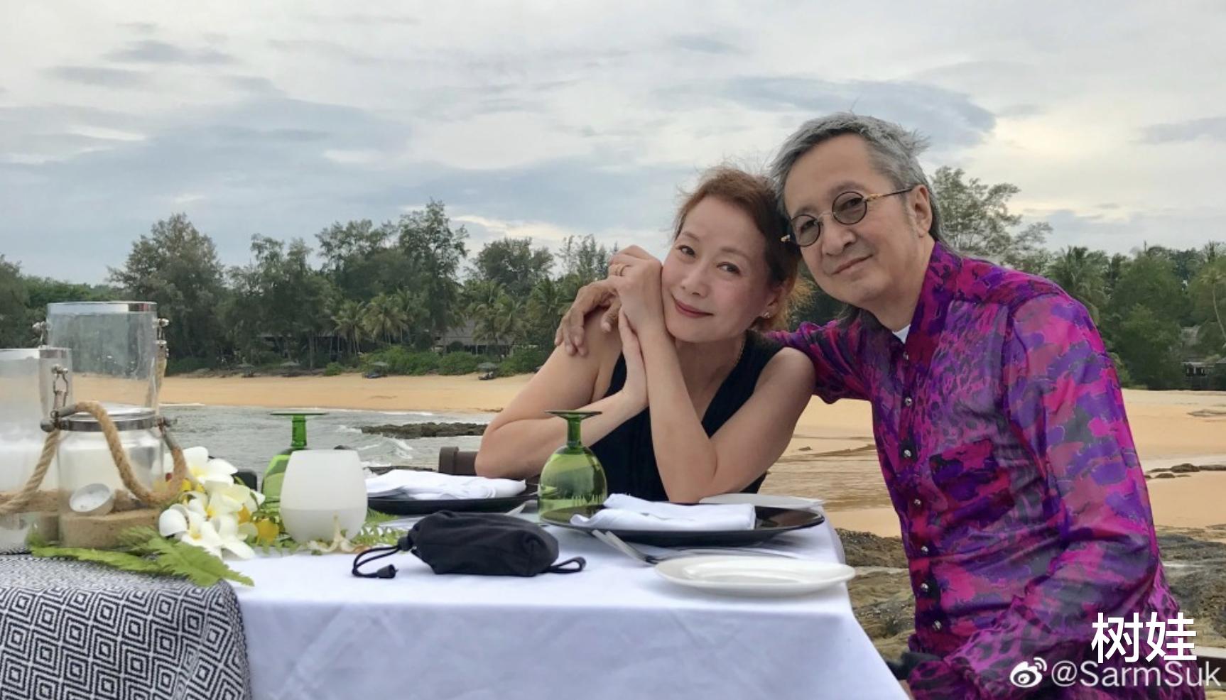 叶童71岁富商丈夫罕露脸，长发及肩身形消瘦，在店里热情招呼客人