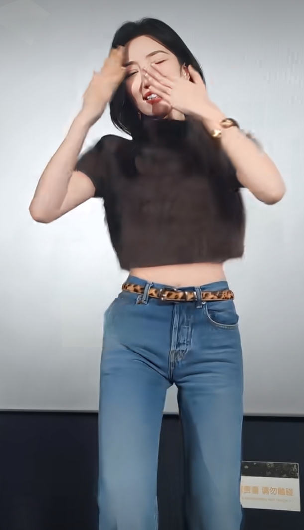 毛晓彤穿搭辣妹风，棕色露腰上衣搭喇叭裤，黑长卷发跳手势舞