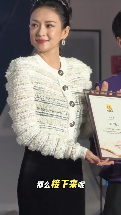 章子怡出席线下活动,脸肿油腻胖到没下巴,梳高马尾也没少女感